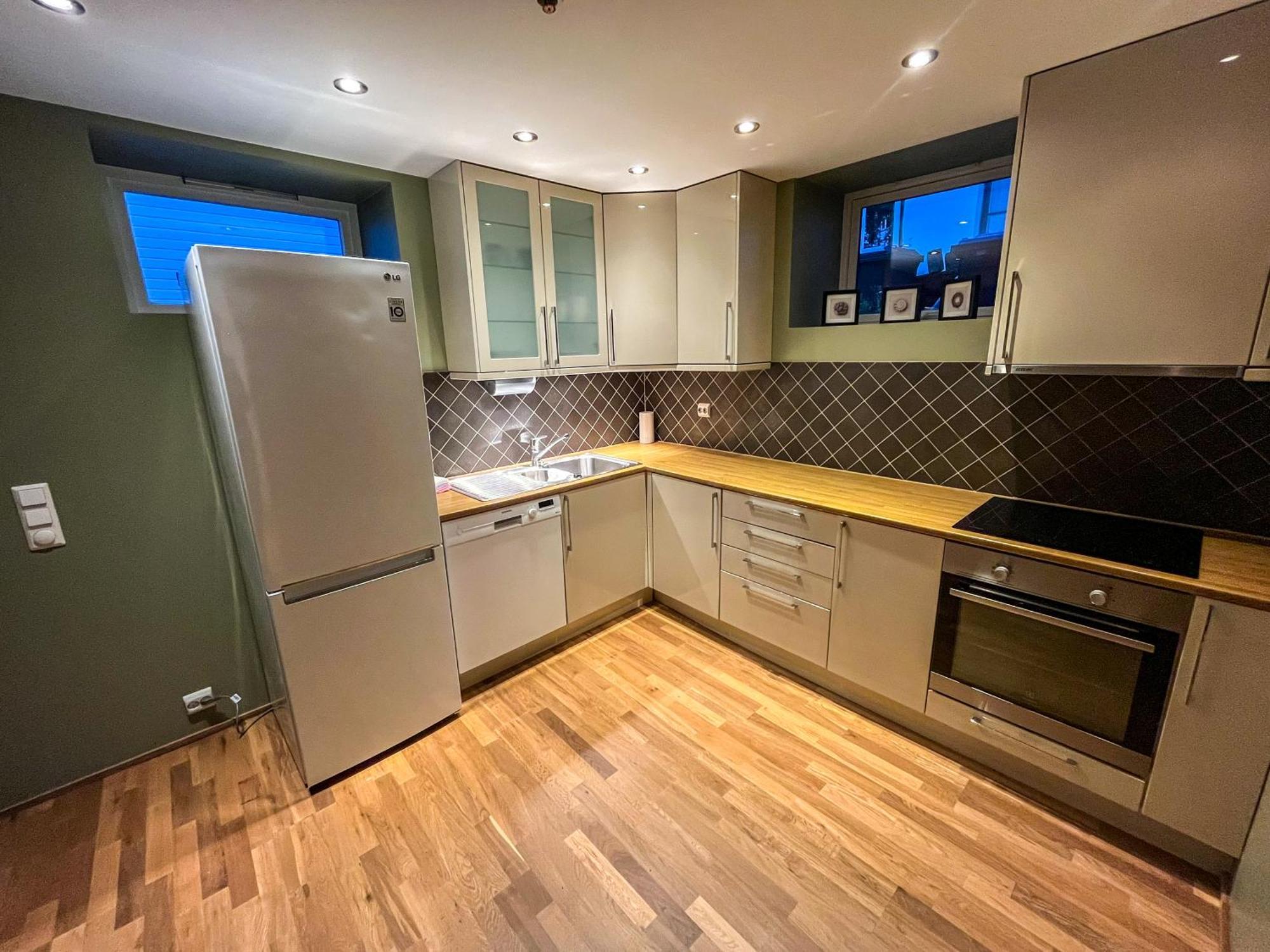 Two-bedroom With Fire Place, Free Parking And Fjordview Terrace - Calm And Appartement *