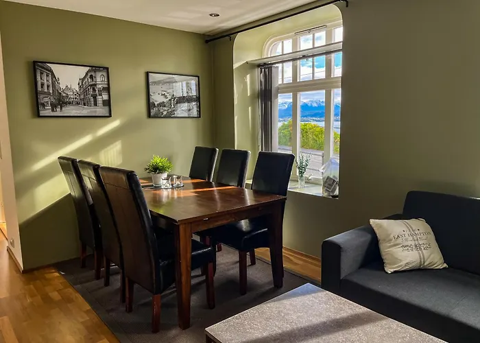 Two-Bedroom City Apartment With Fire Place, Free Parking And Fjordview Terrace - Calm And Central