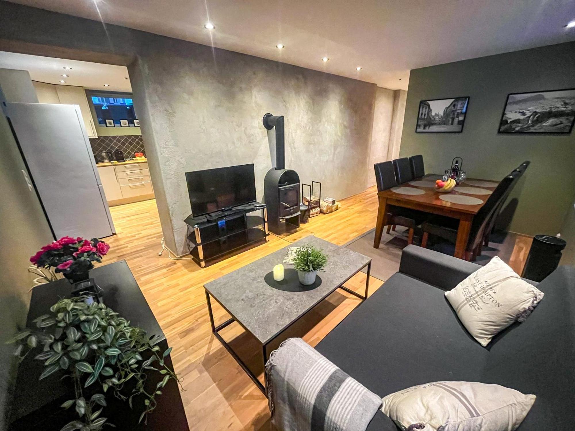 Two-bedroom With Fire Place, Free Parking And Fjordview Terrace - Calm And