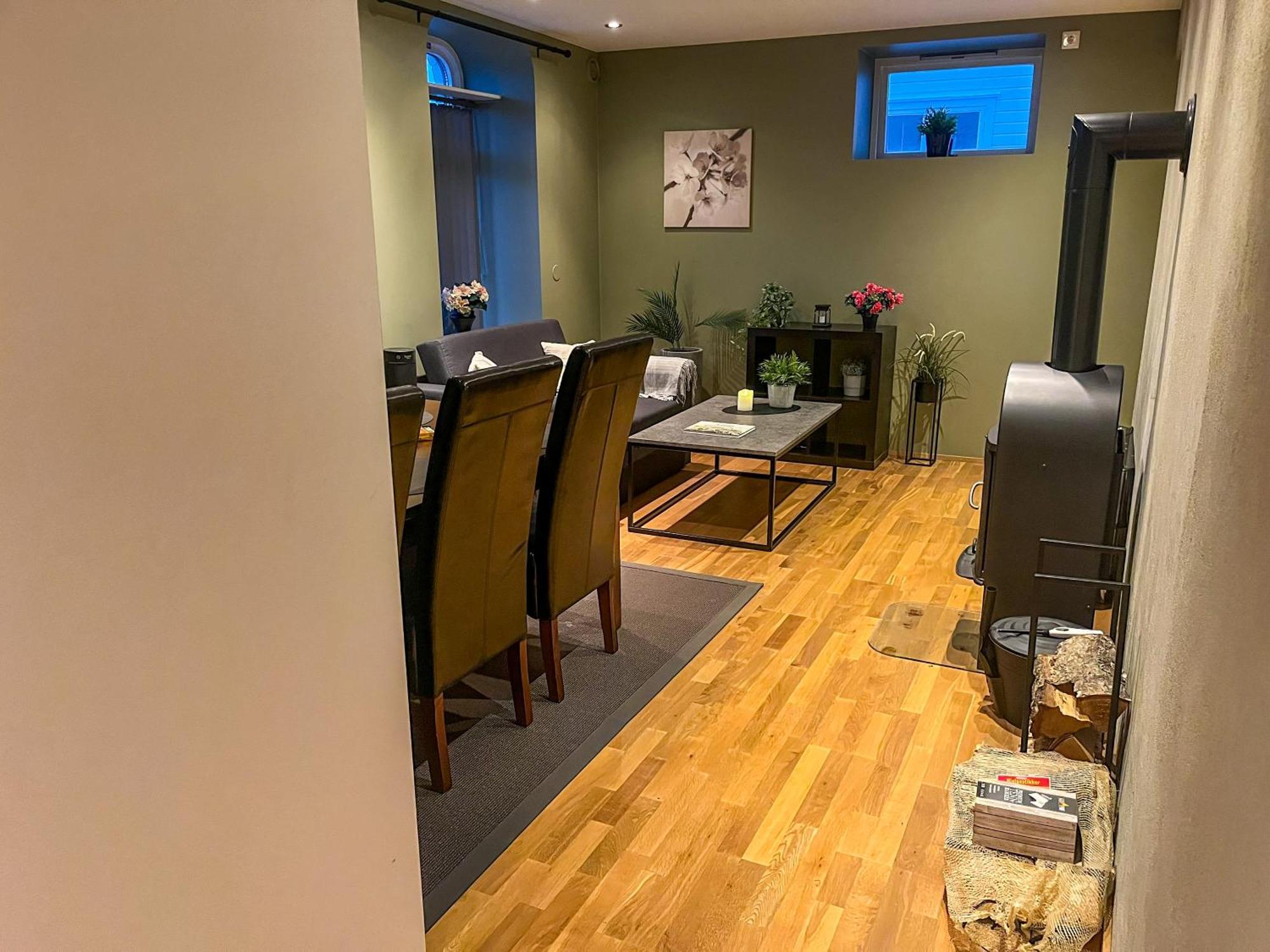 Two-bedroom With Fire Place, Free Parking And Fjordview Terrace - Calm And Apartment Alesund