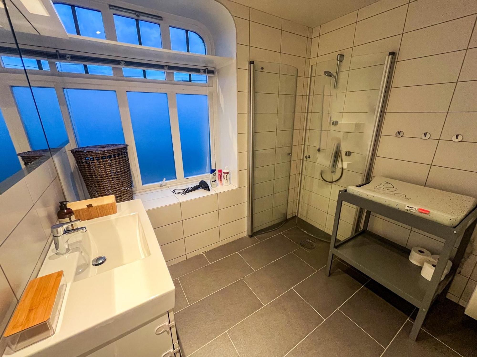 Two-bedroom With Fire Place, Free Parking And Fjordview Terrace - Calm And Alesund