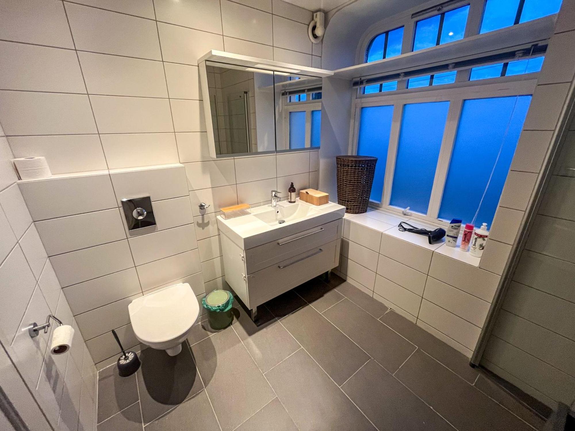 Two-bedroom With Fire Place, Free Parking And Fjordview Terrace - Calm And Apartment