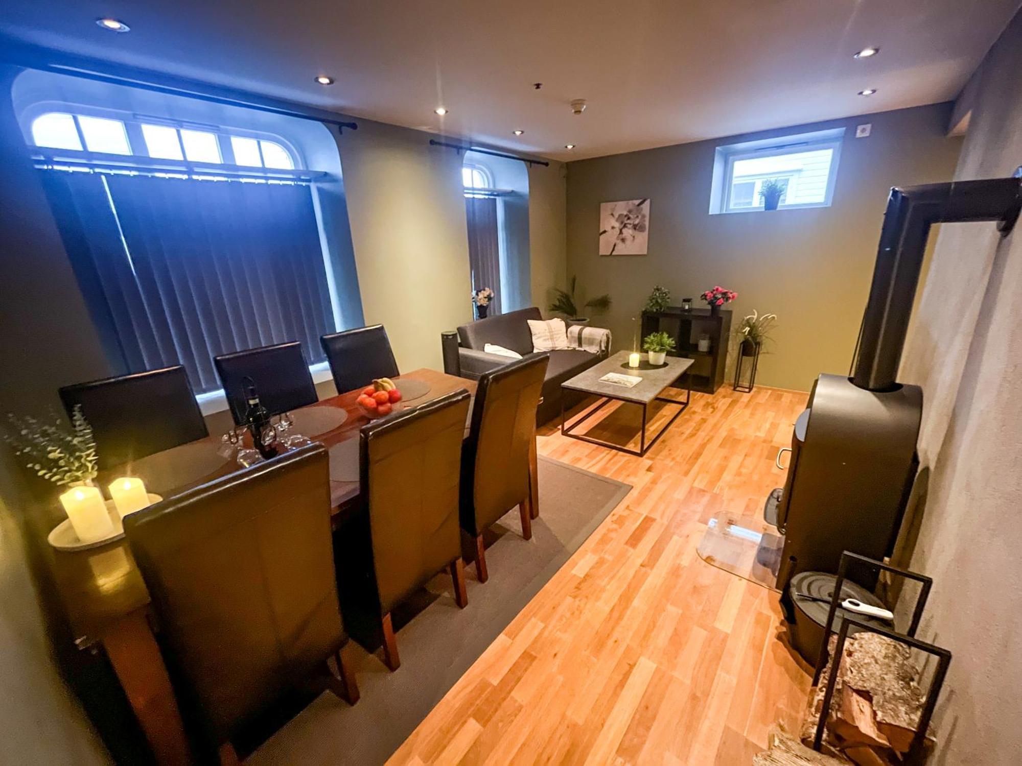 Apartment Two-bedroom With Fire Place, Free Parking And Fjordview Terrace - Calm And Alesund