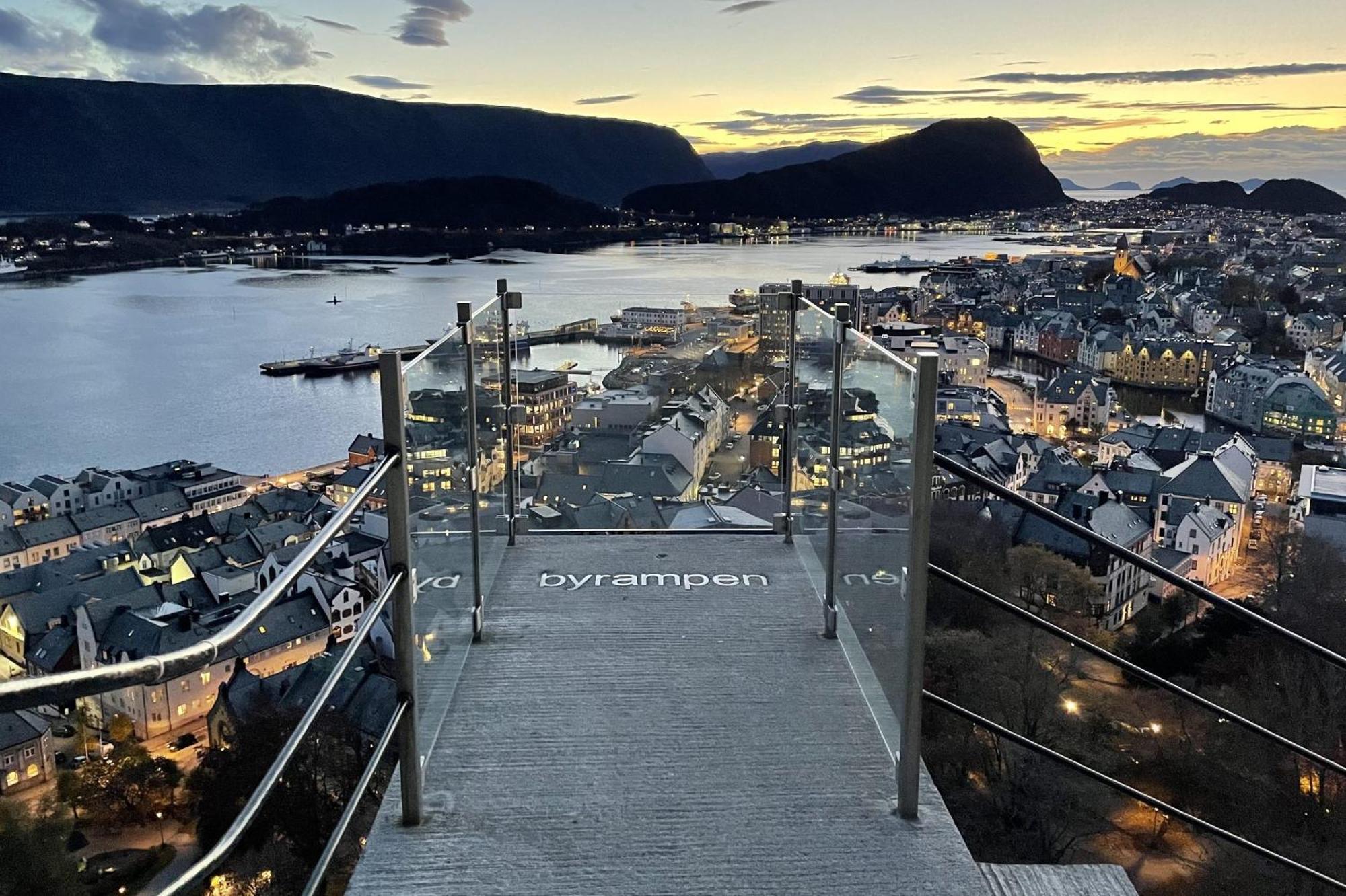 Two-bedroom With Fire Place, Free Parking And Fjordview Terrace - Calm And *