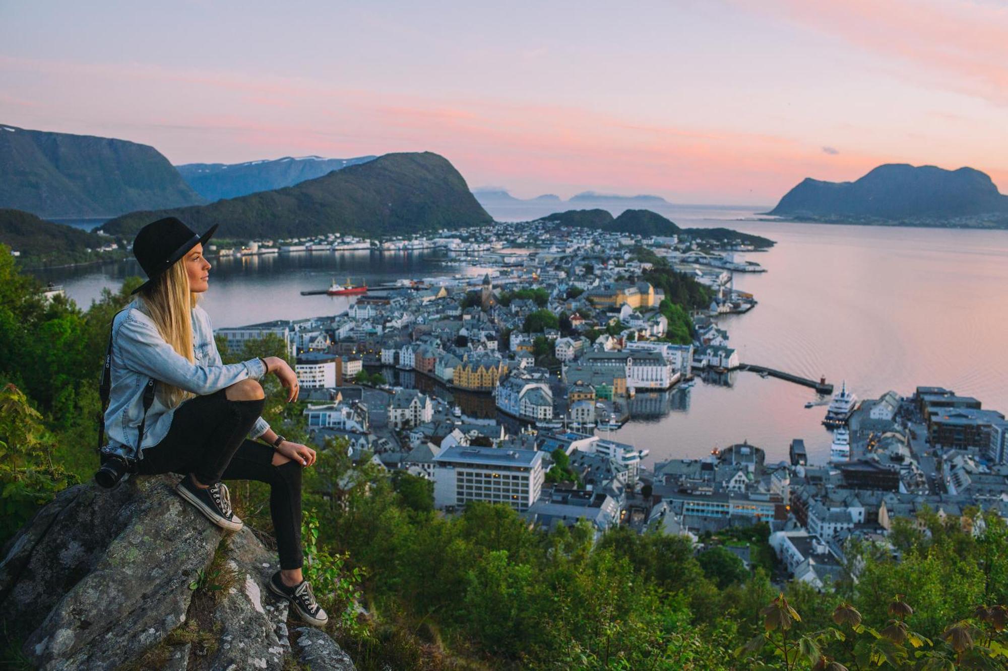 Apartment Two-bedroom With Fire Place, Free Parking And Fjordview Terrace - Calm And Alesund